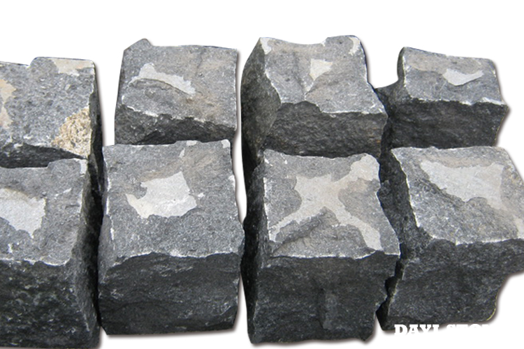 Cubes Black Basalt G684 Top flamed edges natural split bottom rough 10x10x10cm